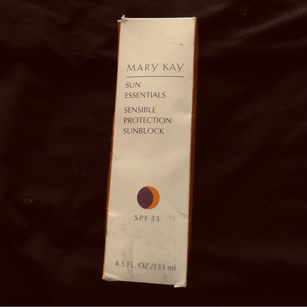 Mary Kay Sun Essentials Sensible Protection Sunblock SPF 15 - NIB